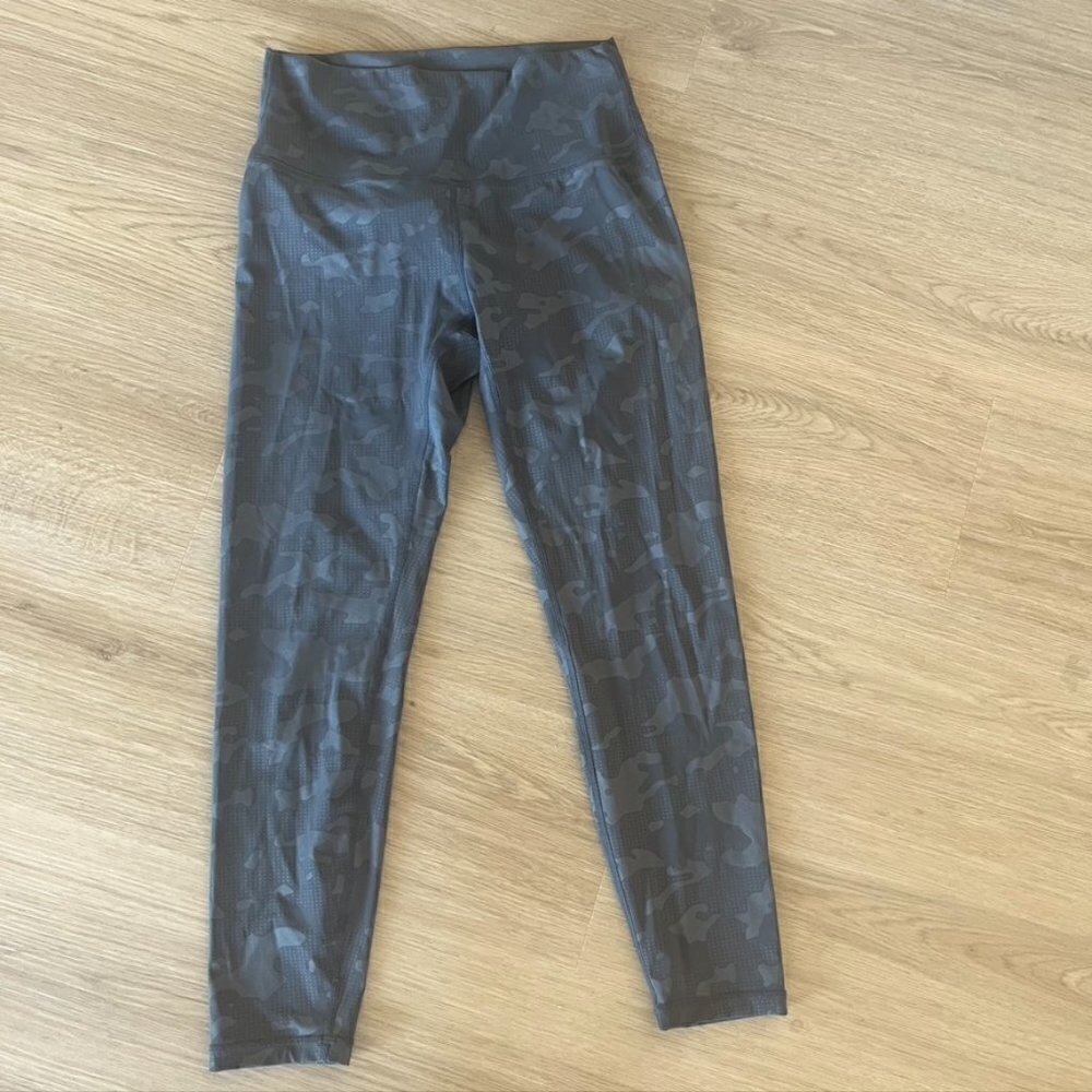 ** Zyia Active Gray Battleship Camo Luxe Hi-Rise 7/8 Leggings Athletic Small